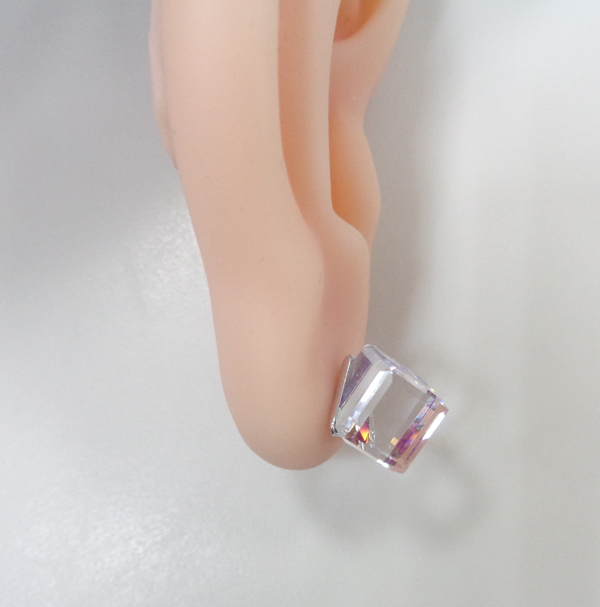 Серебряные серьги-пусеты с кристаллами